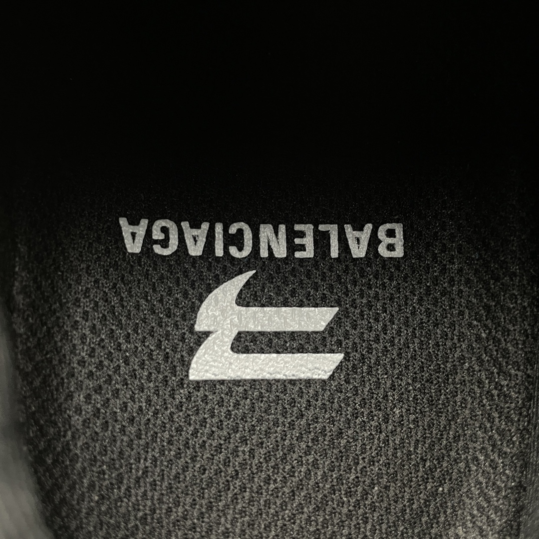 BALENCIAGA Defender "Black"（685613W2RA61000）