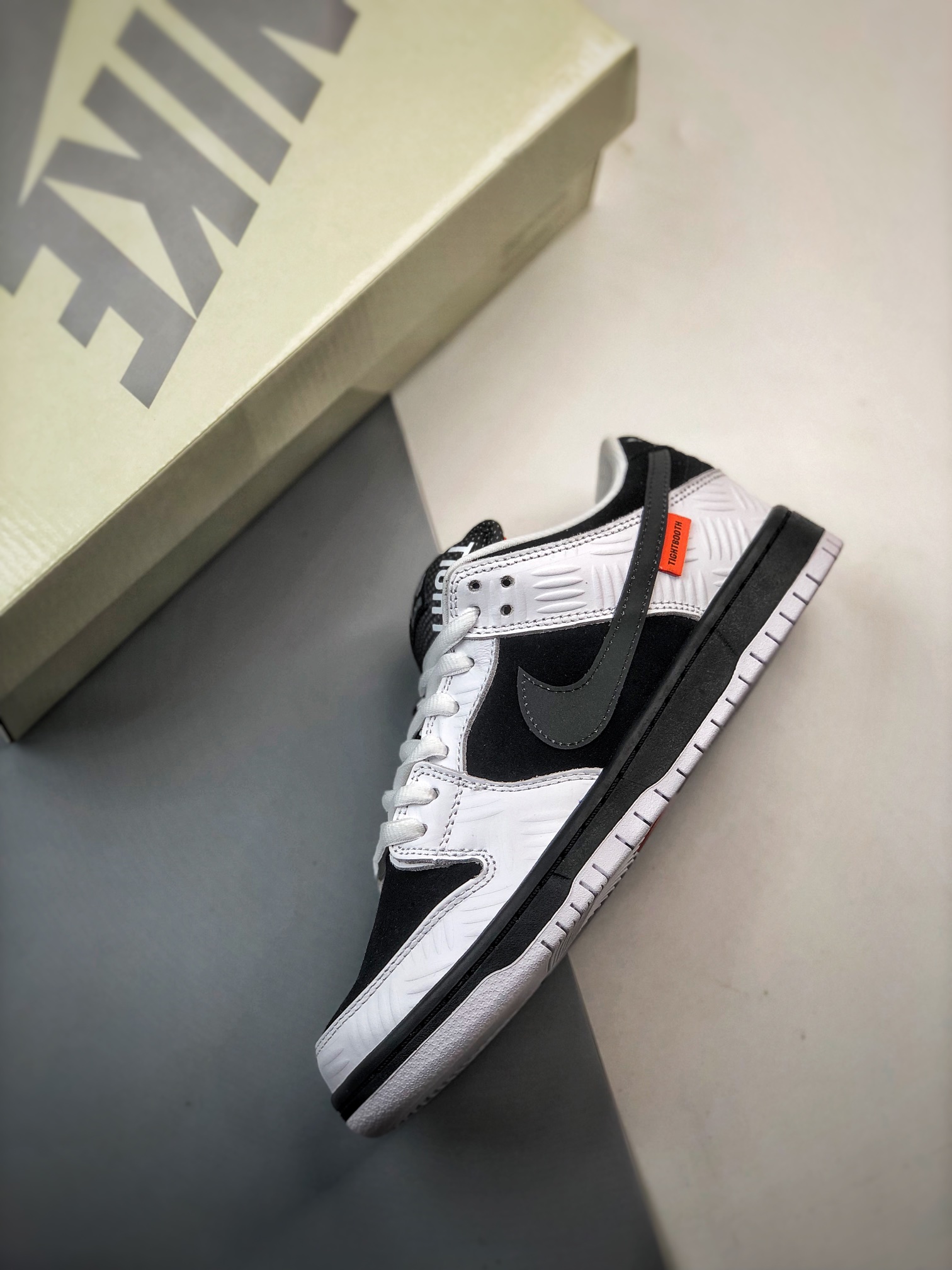 TIGHTBOOTH × Nike SB Dunk Low "White/Black"（FD2629-100）