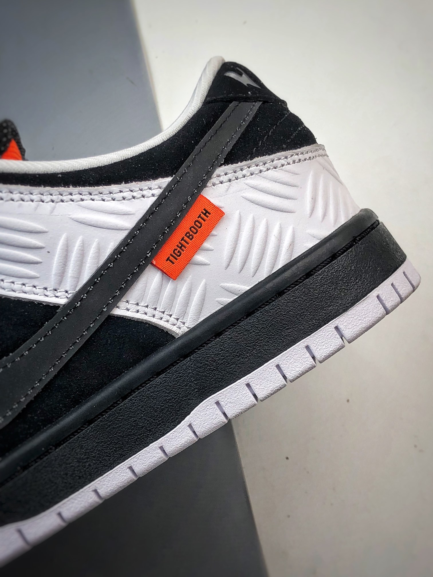 TIGHTBOOTH × Nike SB Dunk Low "White/Black"（FD2629-100）