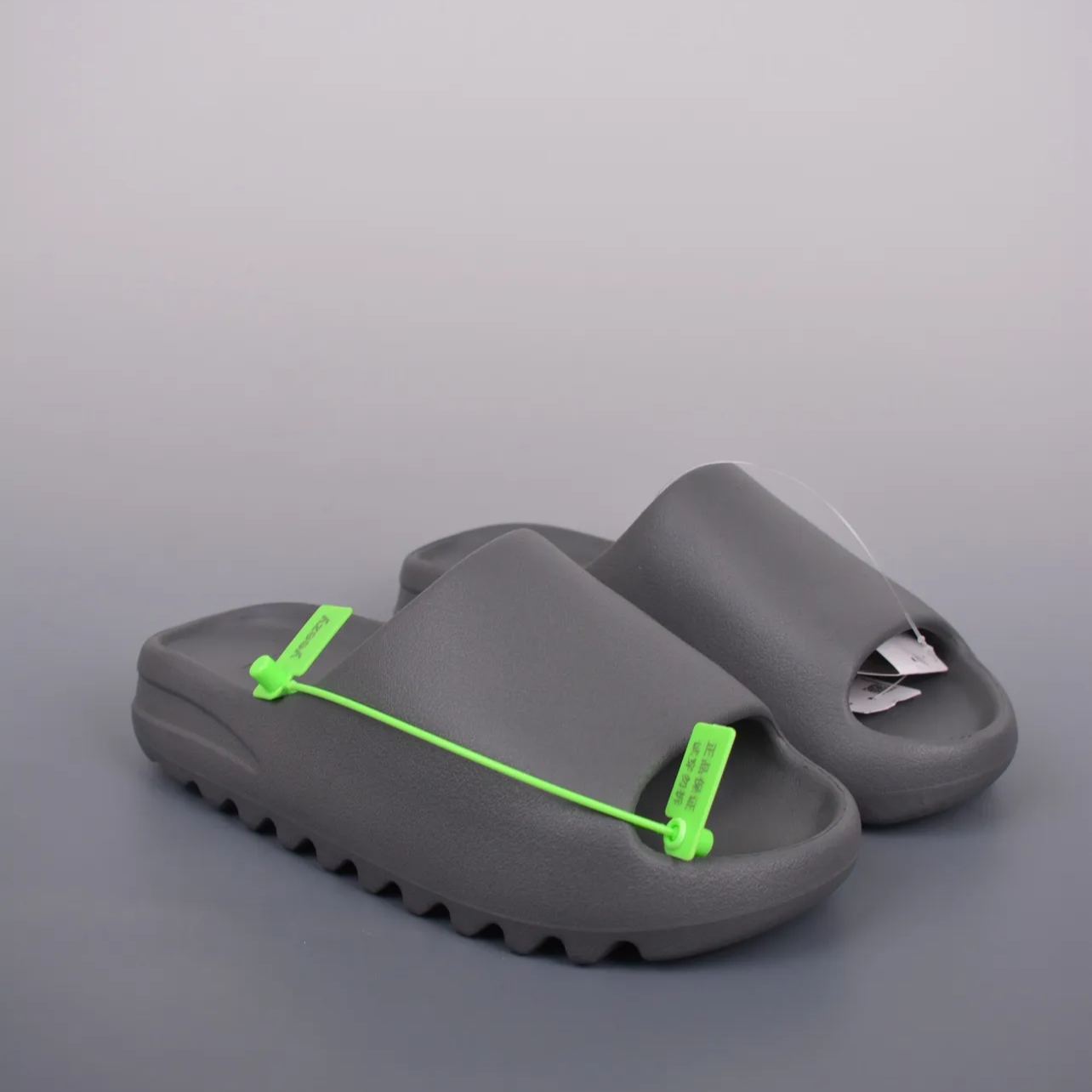 adidas YEEZY Slide "Granite"（ワンサイズ大きく撮る必要があります）（ID4132）
