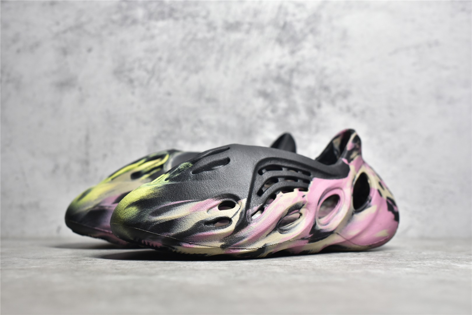 アディダス イージーブースト700  V3 kids ブラック 18cm Yeezy 700 V3(イージー 700 V3) 人気の新作/中古通販
