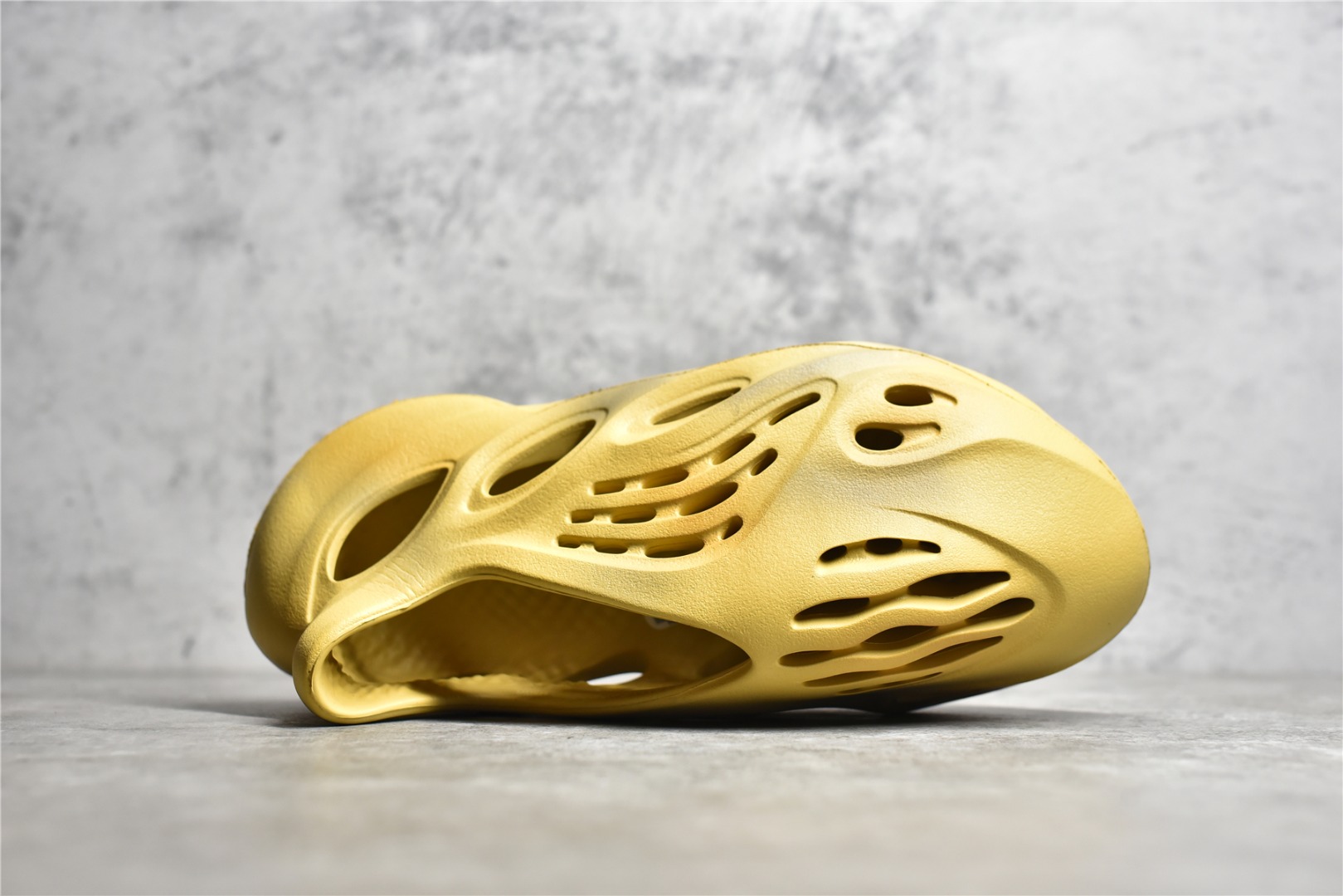 Adidas Yeezy Foam RNNR "DESERT SAND"（GV684）