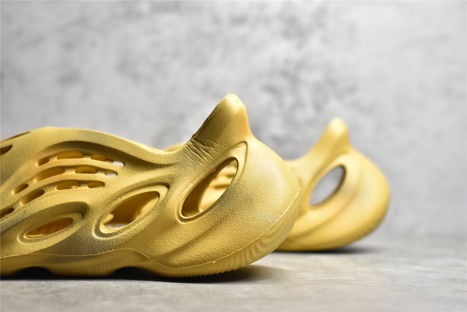 Adidas Yeezy Foam RNNR "DESERT SAND"（GV684）