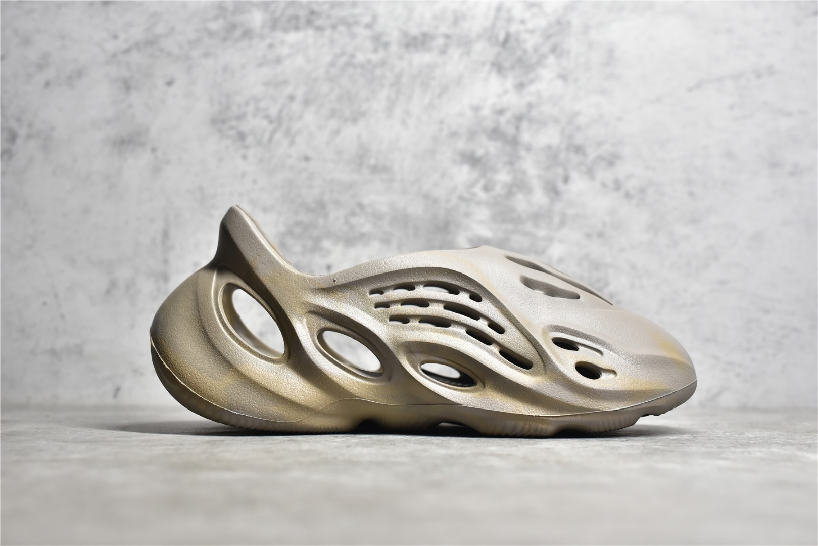 adidas YEEZY Foam Runner "Stone Sage"（GX4472）