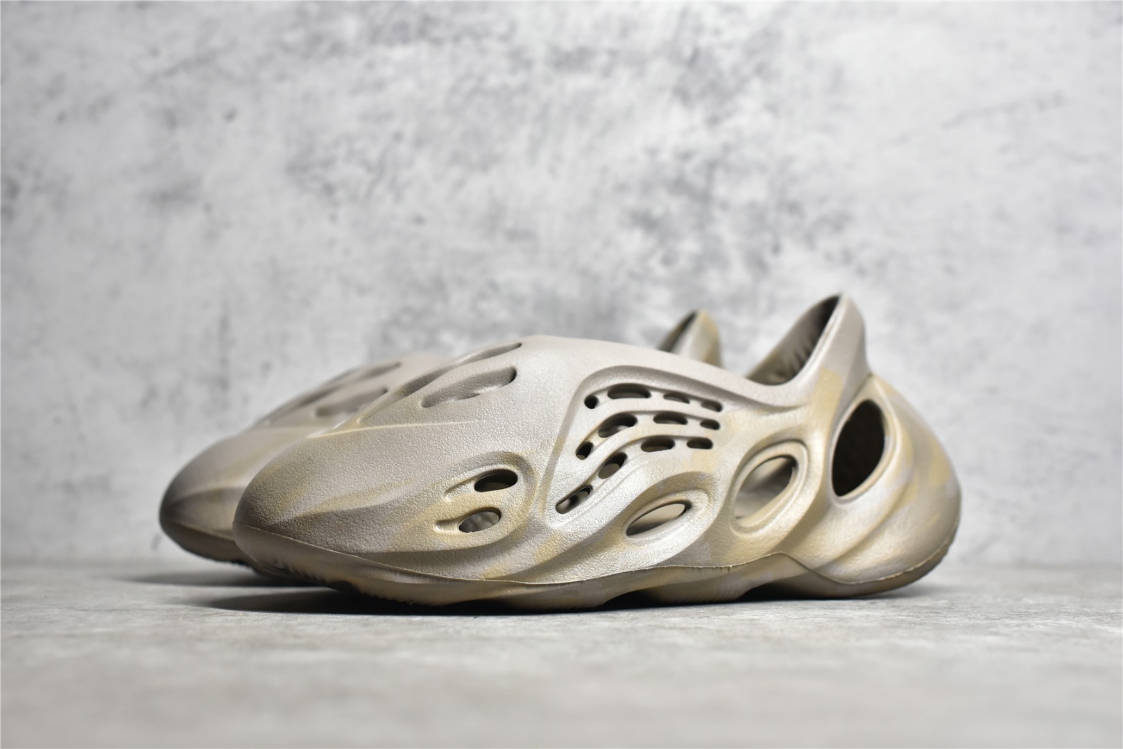 adidas YEEZY Foam Runner "Stone Sage"（GX4472）