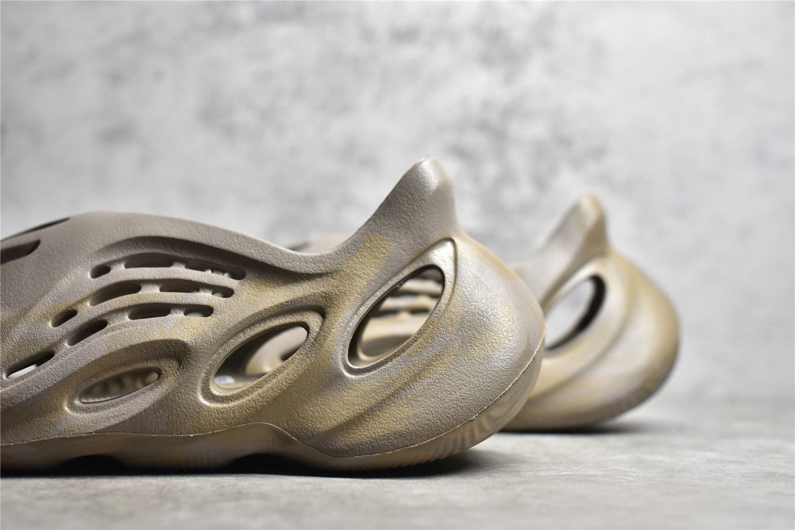 adidas YEEZY Foam Runner "Stone Sage"（GX4472）