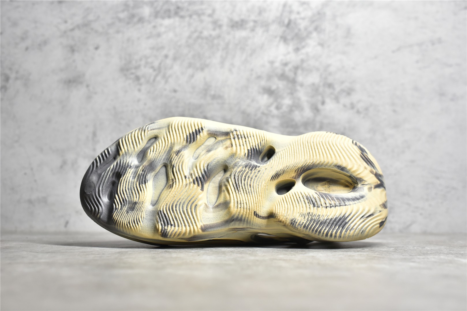 adidas YEEZY Foam Runner "MXT Moon Gray"（GV7904）