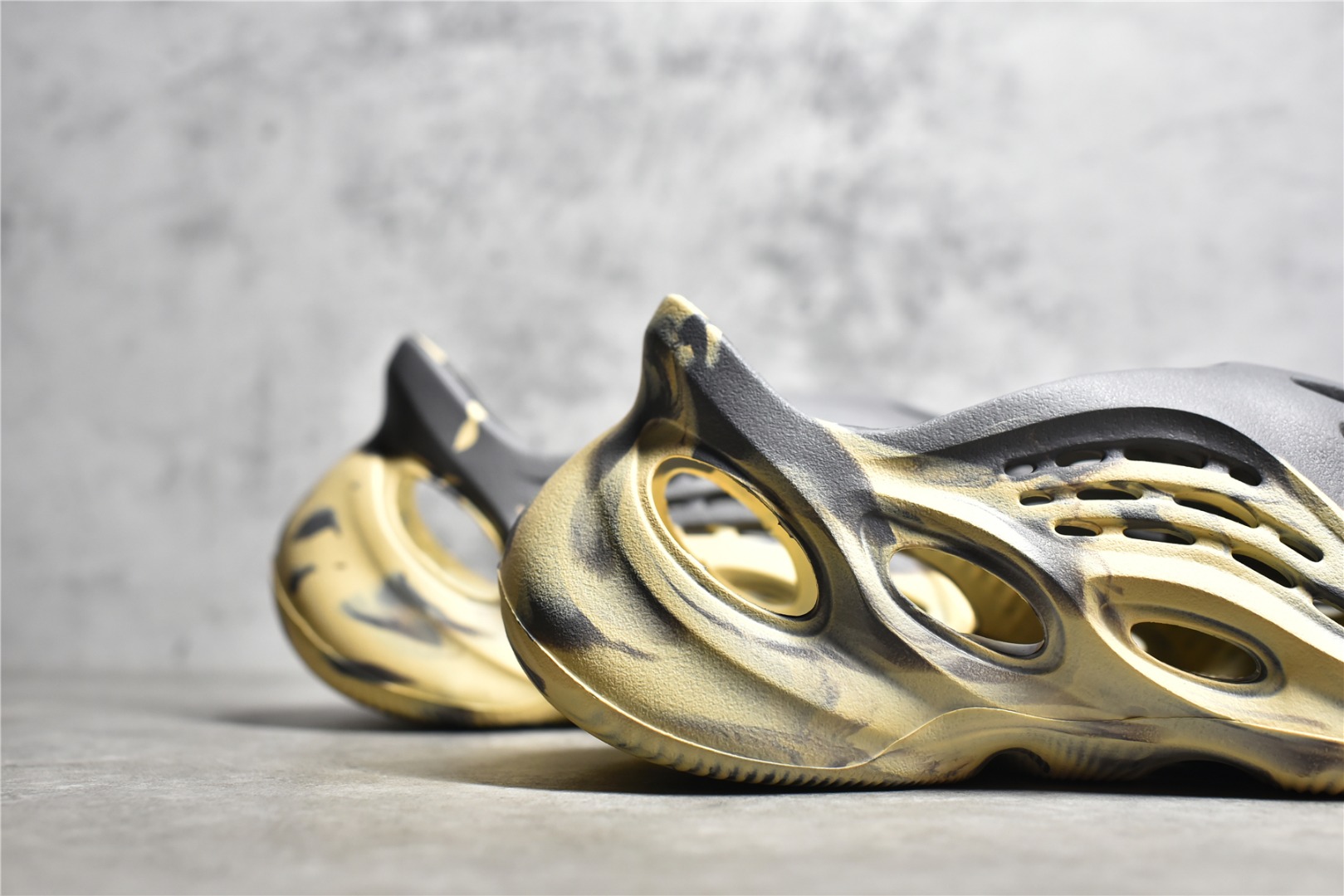 adidas YEEZY Foam Runner "MXT Moon Gray"（GV7904）