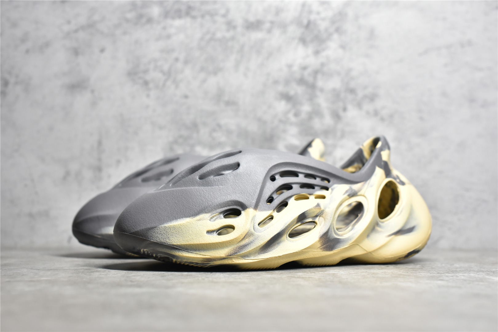 adidas YEEZY Foam Runner "MXT Moon Gray"（GV7904）