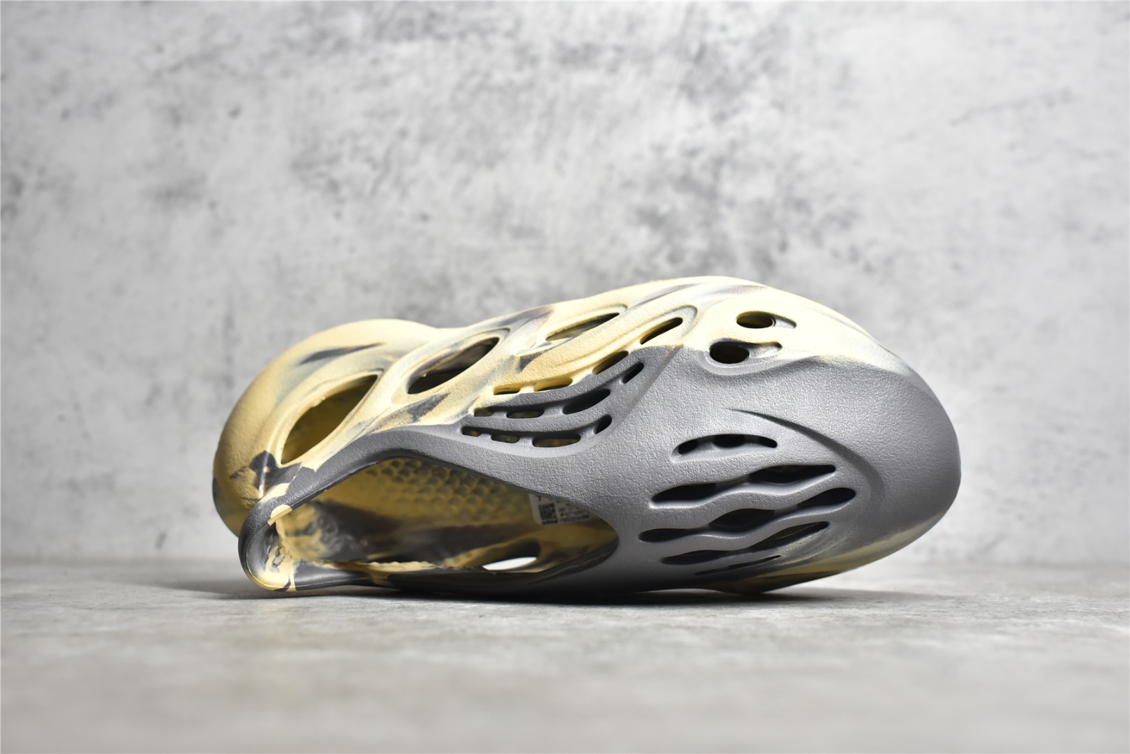 adidas YEEZY Foam Runner "MXT Moon Gray"（GV7904）