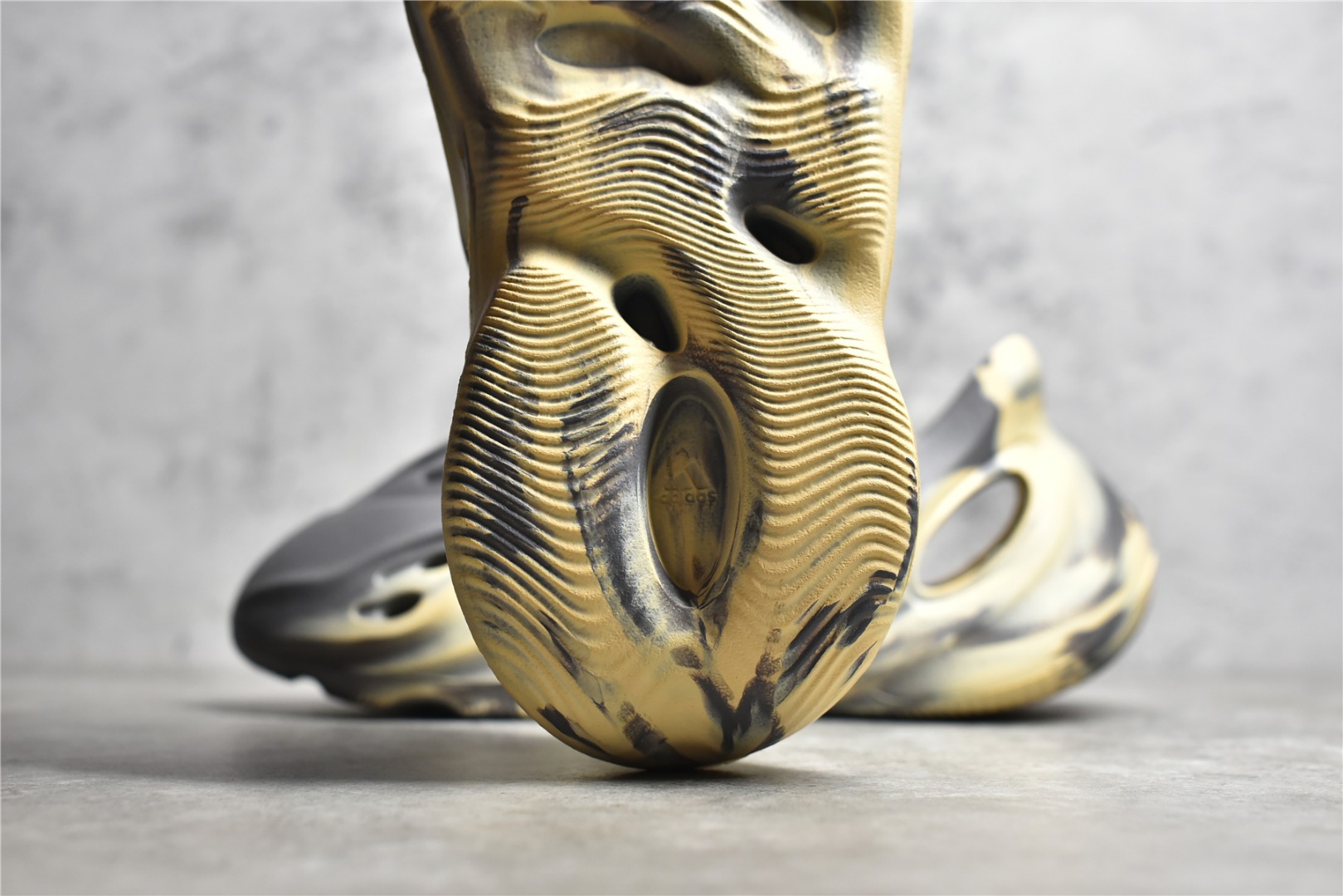 adidas YEEZY Foam Runner "MXT Moon Gray"（GV7904）