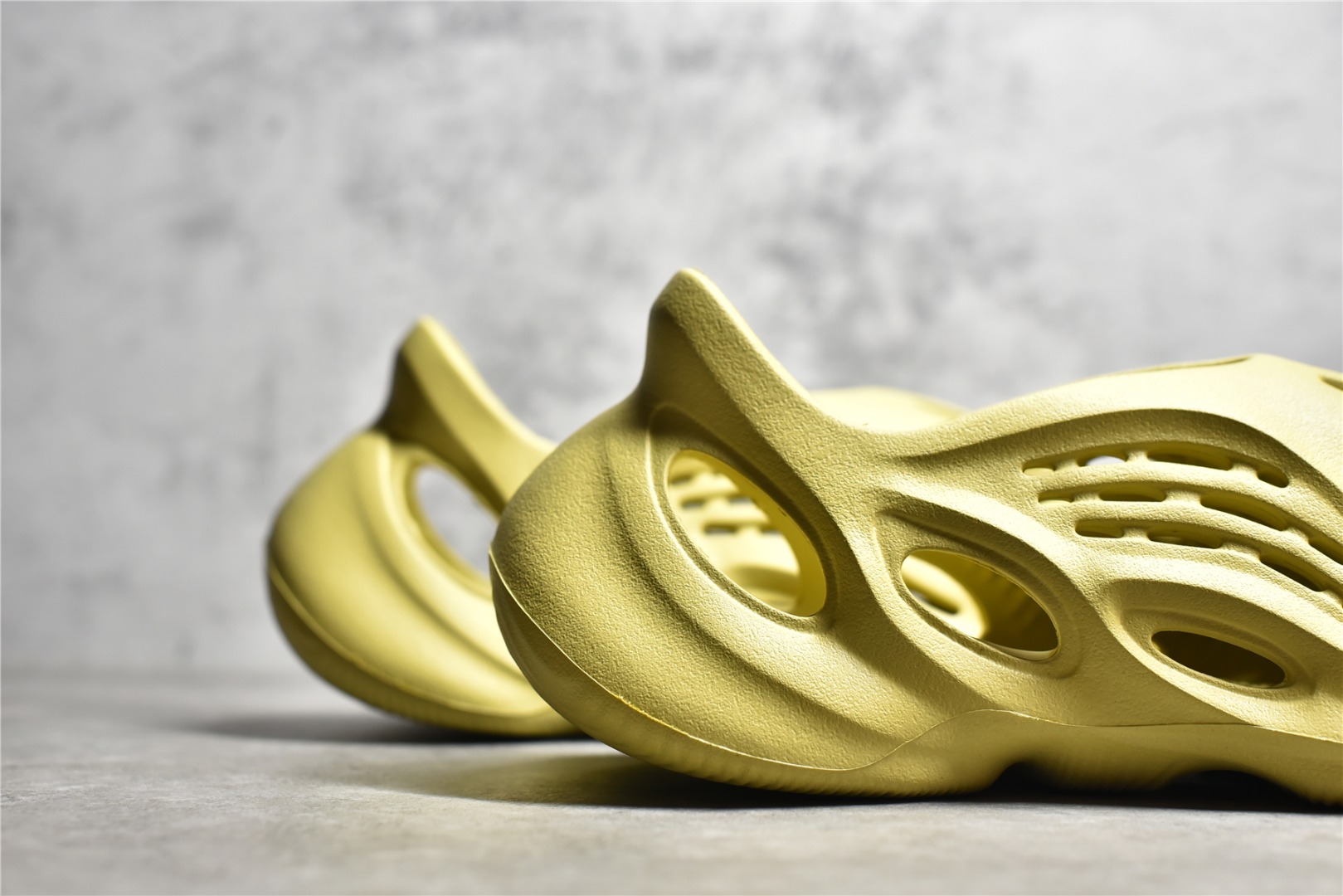 adidas YEEZY Foam Runner "Sulfur" (GV6775)