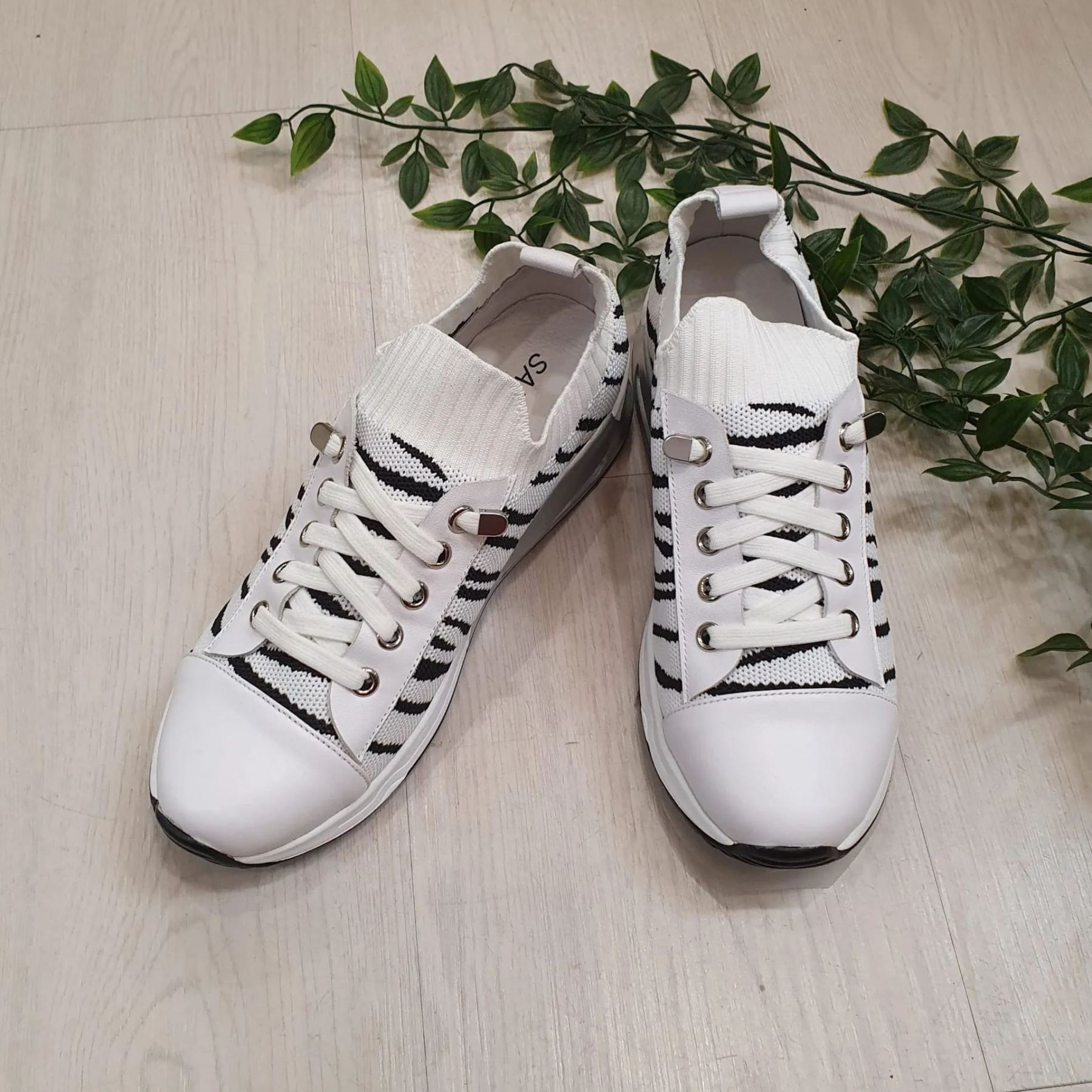 Sakura Black Striped Shoe(Design27)