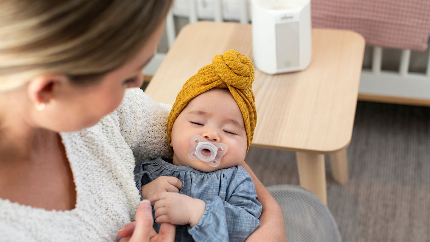 https://www.chicco.it/dw/image/v2/BJJJ_PRD/on/demandware.static/-/Sites-Chicco-Italy-Library/it_IT/dwb9b4b456/site/13-Consigli/Articles/Suction/When to give the pacifier for the newborn/CIUCCIO_NEONATO_1440X810.jpg