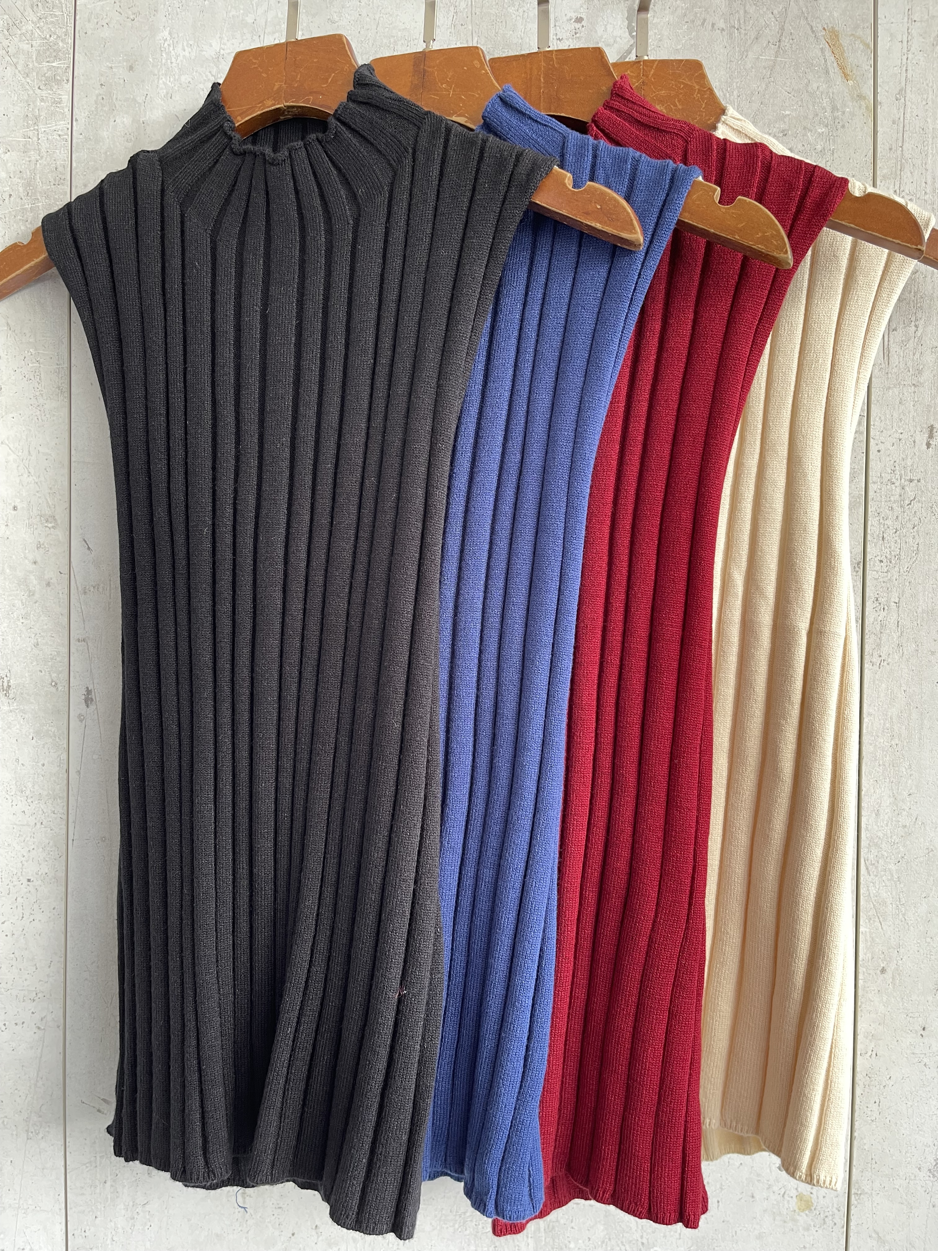 2046 Cristalyn High Neck Sleeveless W Criss Cross Top (B 34-49cm; L 51cm)