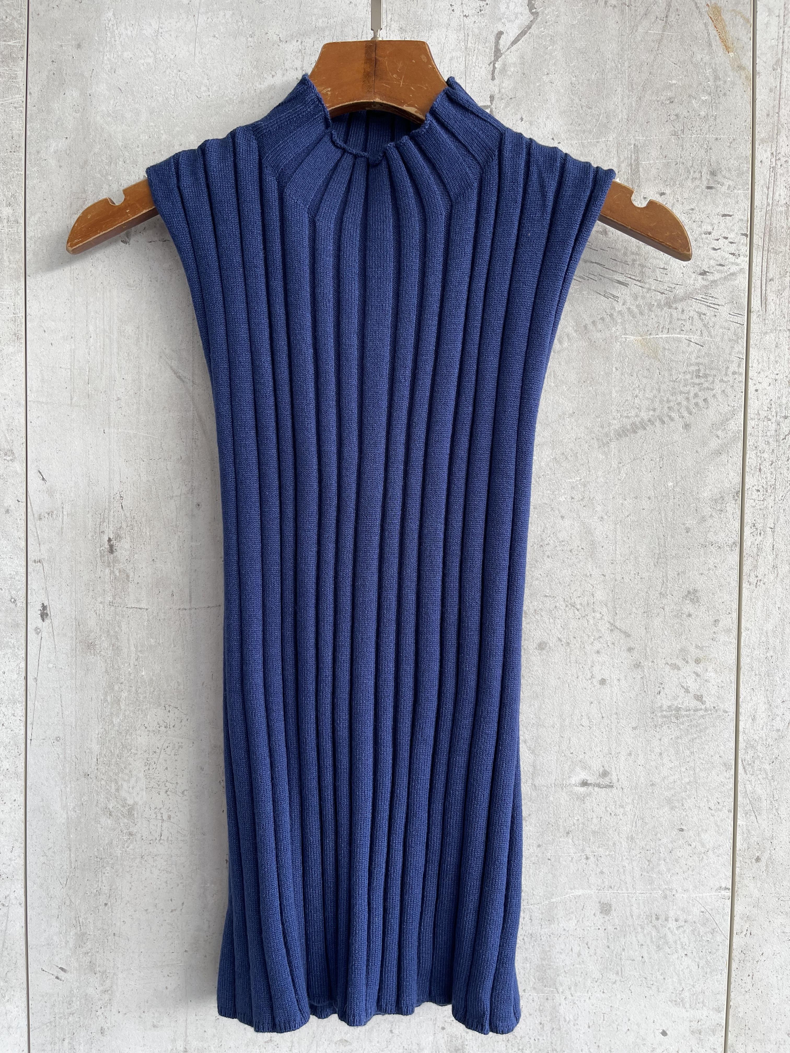 2046 Cristalyn High Neck Sleeveless W Criss Cross Top (B 34-49cm; L 51cm)