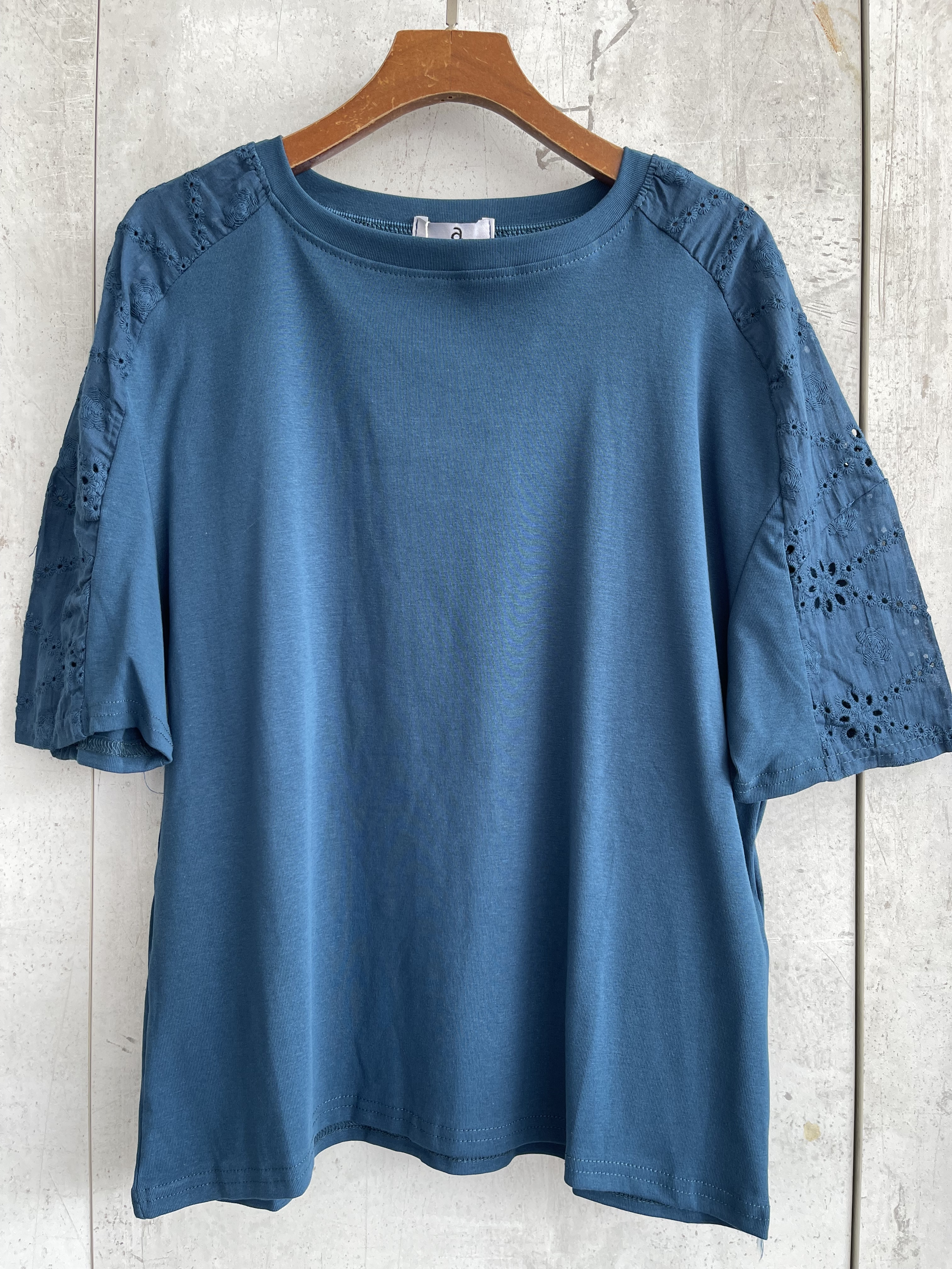 2120 Enya Cotton Top W Eyelet Sleeves (B 47-57cm; L 57cm)