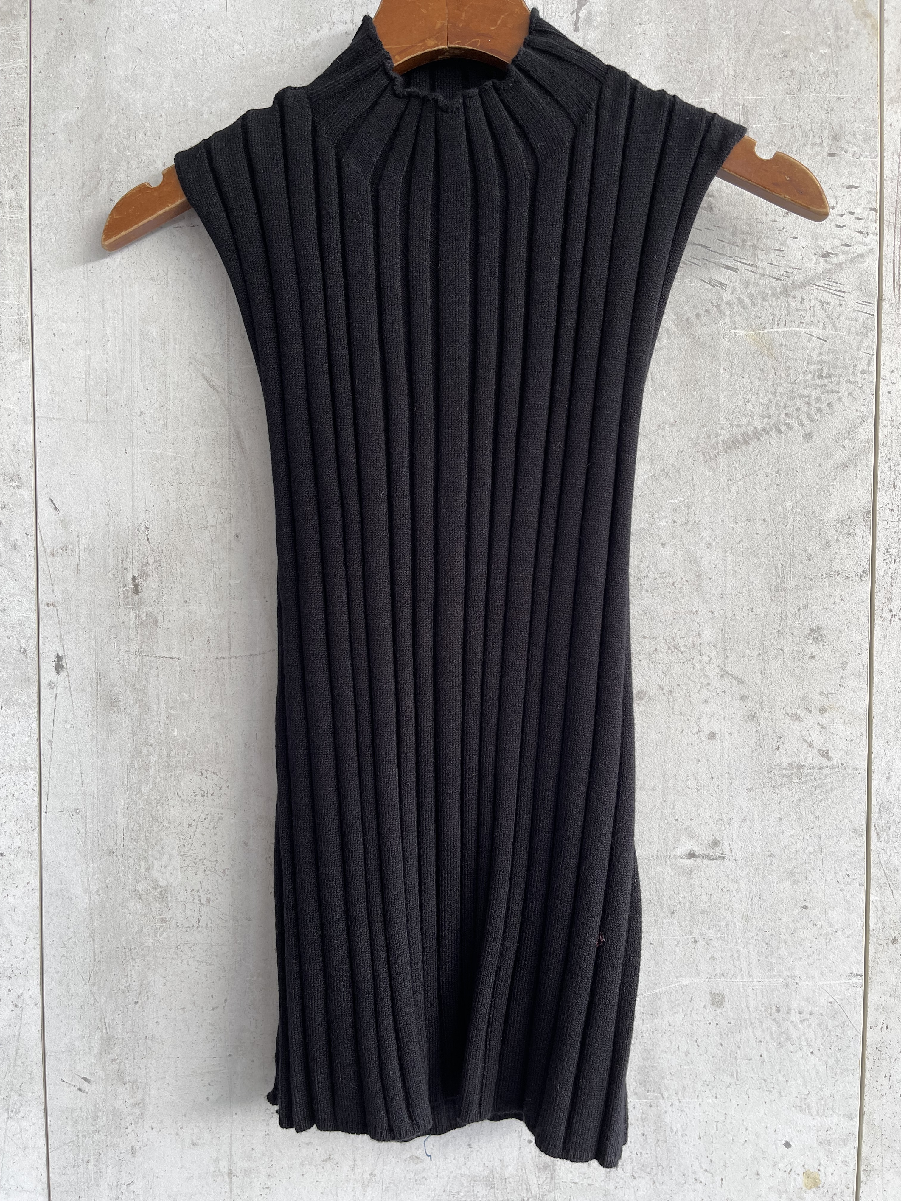 2046 Cristalyn High Neck Sleeveless W Criss Cross Top (B 34-49cm; L 51cm)