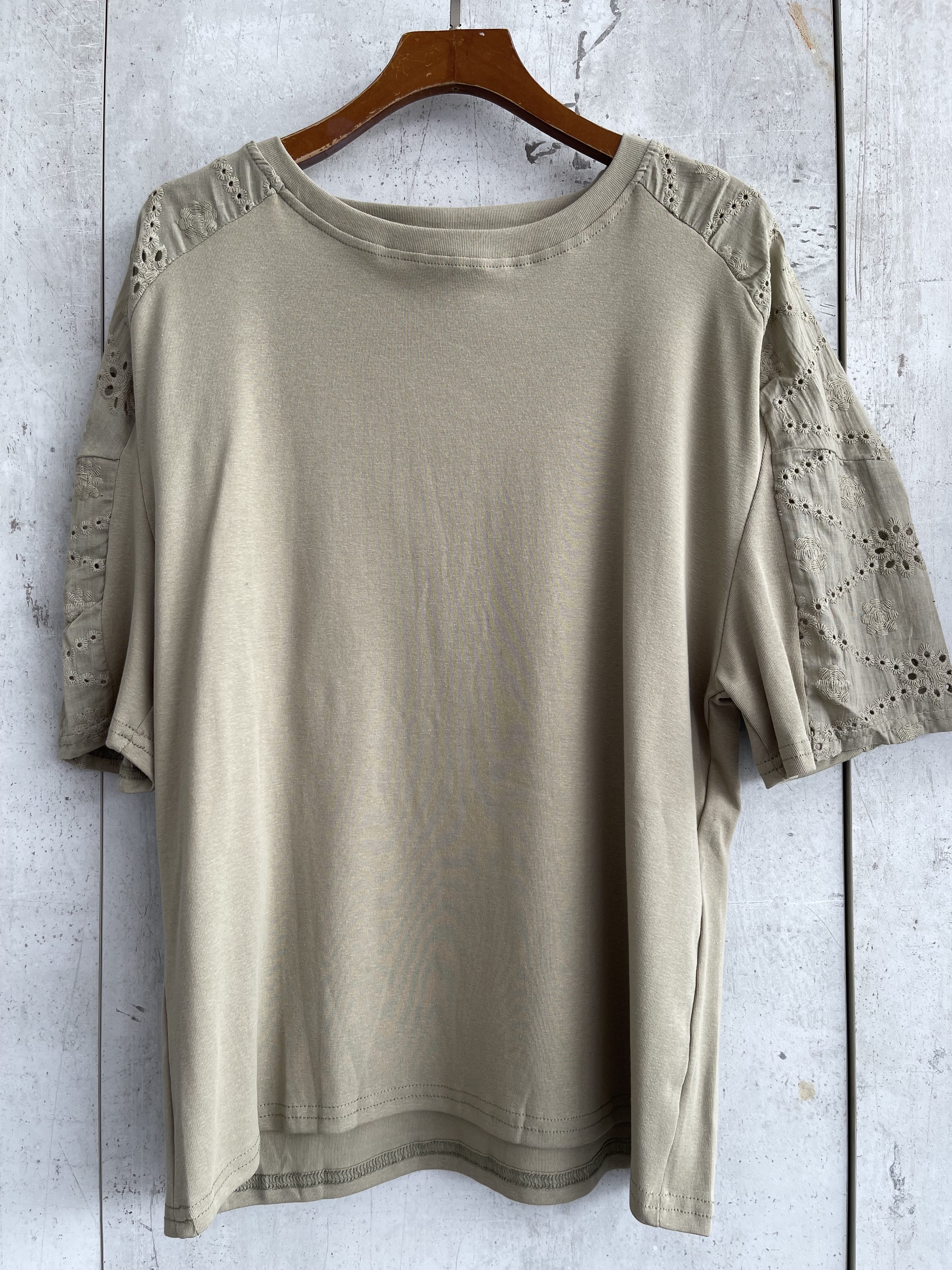 2120 Enya Cotton Top W Eyelet Sleeves (B 47-57cm; L 57cm)