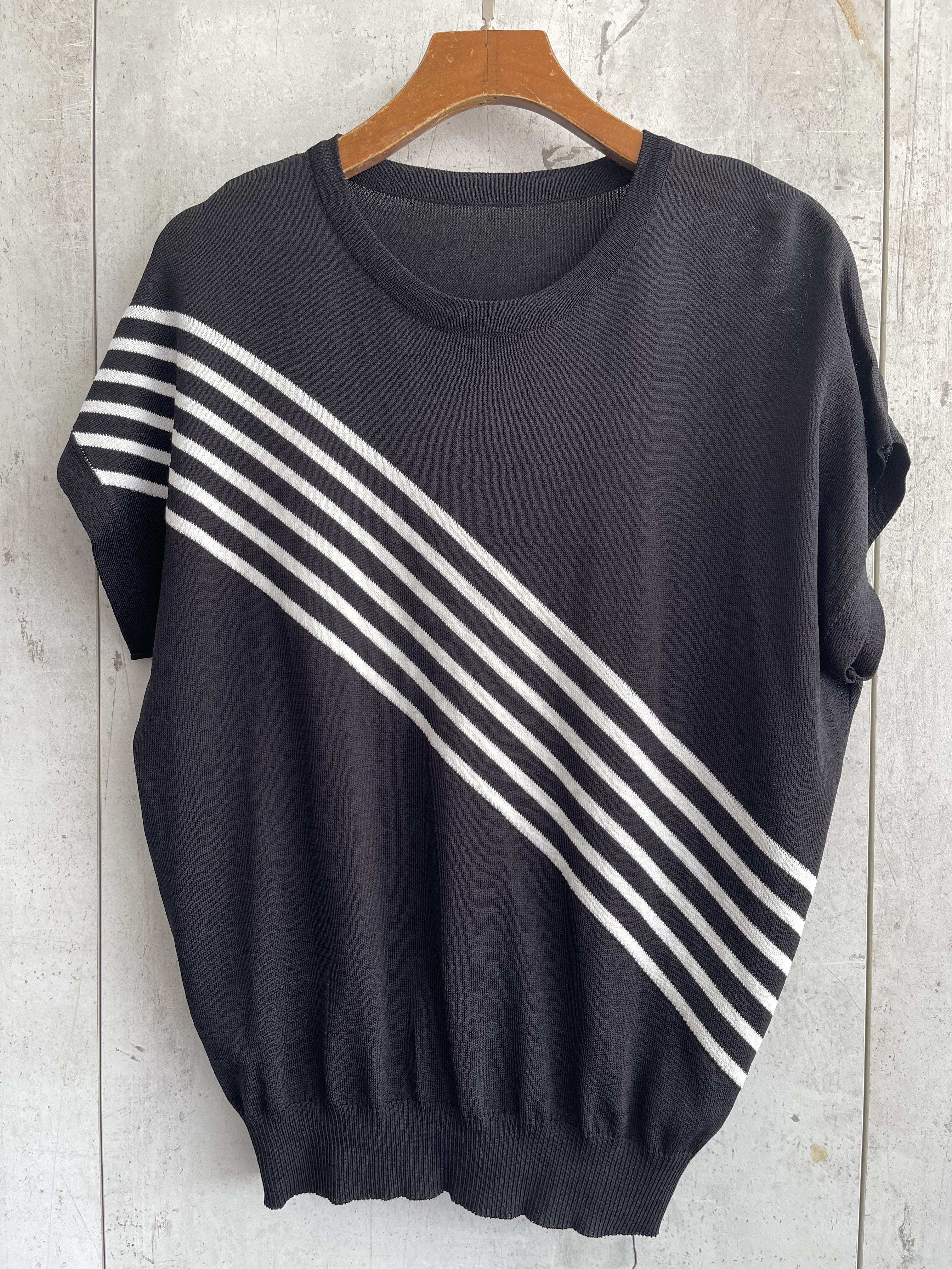 2153 Shayla Knit Top W Slanted Stripes (B 56-66cm; L 54cm)