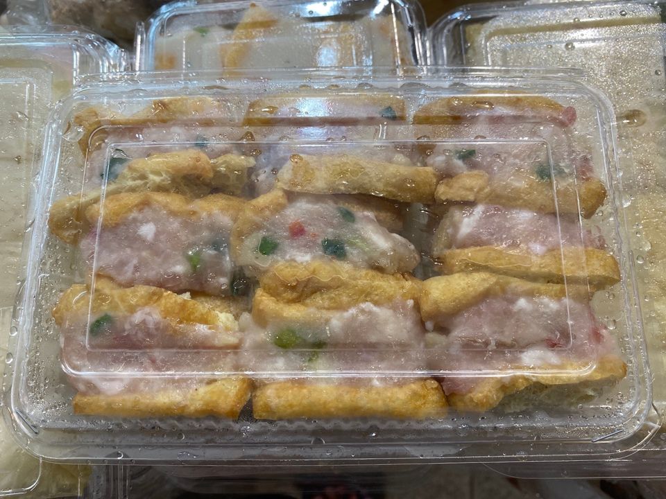 Hakka Taupok with pork paste and water chestnut / 客家马蹄猪肉豆卜 (9Pcs)